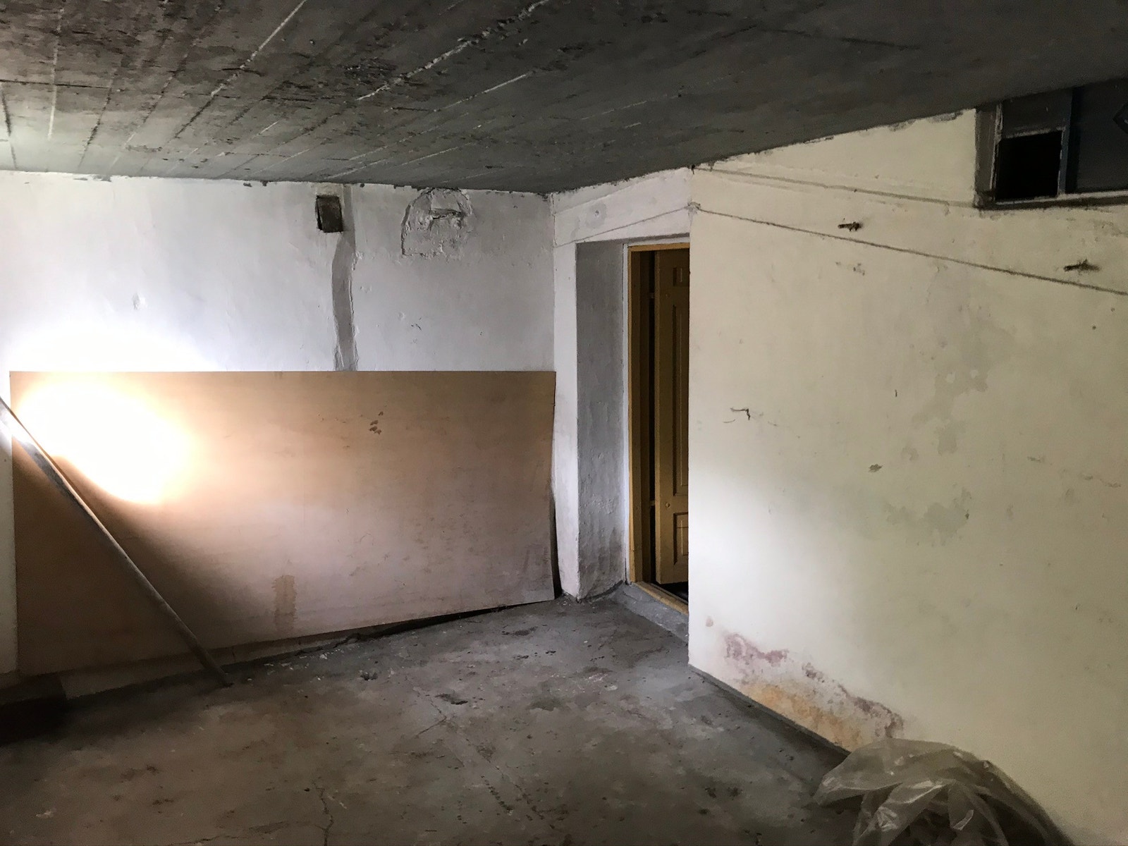 Stor kjeller med gode oppbevaringsmuligheter Galleribilde