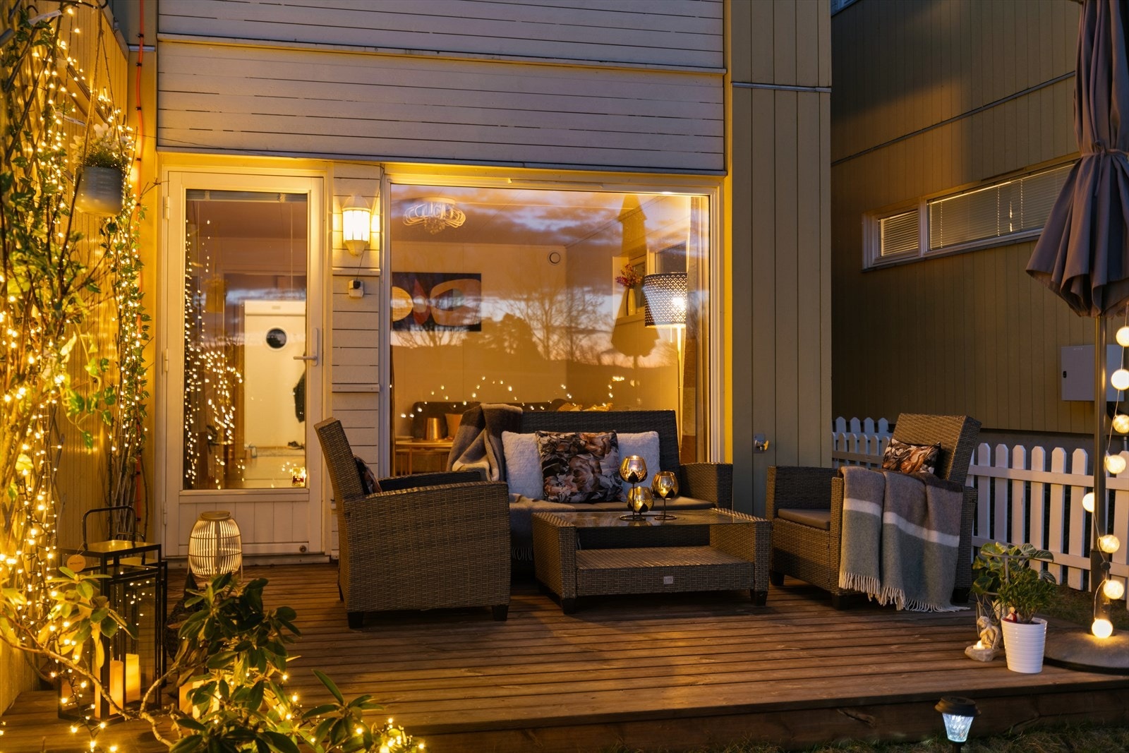 Fra terrassen er det utgang til terrasse på ca. 12 kvm. Galleribilde