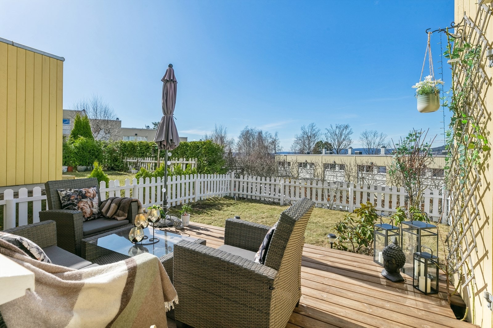 Terrasse med fin inngjerdet hage. Galleribilde