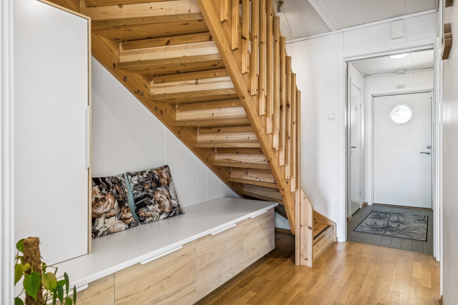Det er satt inn oppbevaring under trappen for å utnytte arealet. Galleribilde