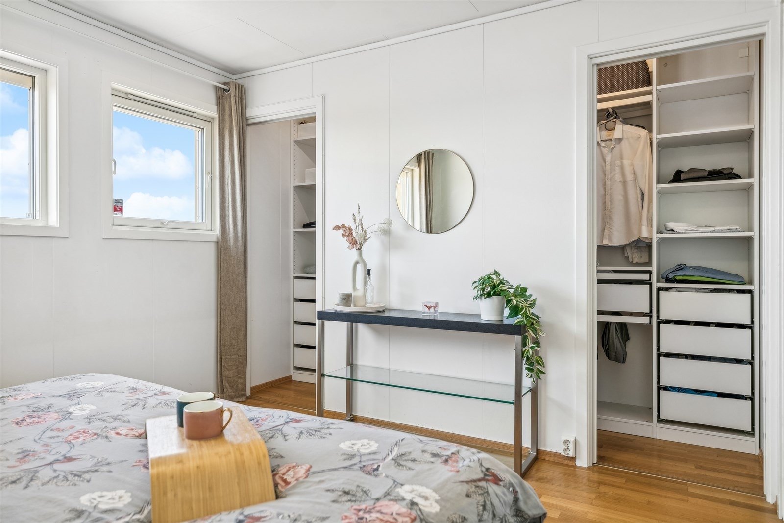 Hovedsoverom med tilhørende walk-in garderobe fra 2022. Galleribilde