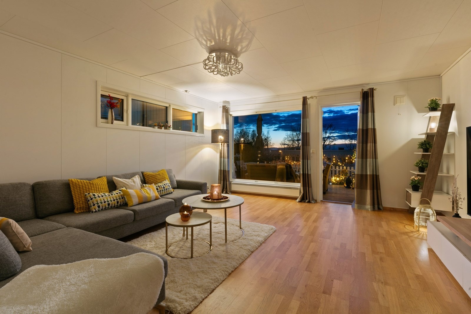Kveldsstemning i stuen. Galleribilde