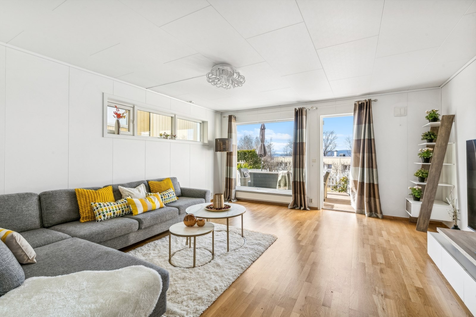 Stuen er enkel å møblere med sofagruppe og ønsket møblement. Galleribilde