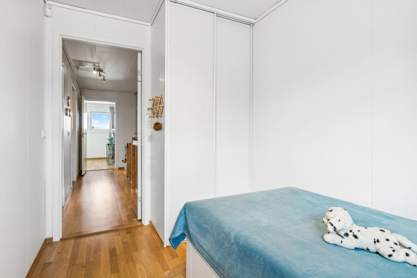 Det siste soverommet har også medfølgende skyvedørsgarderobe. Galleribilde