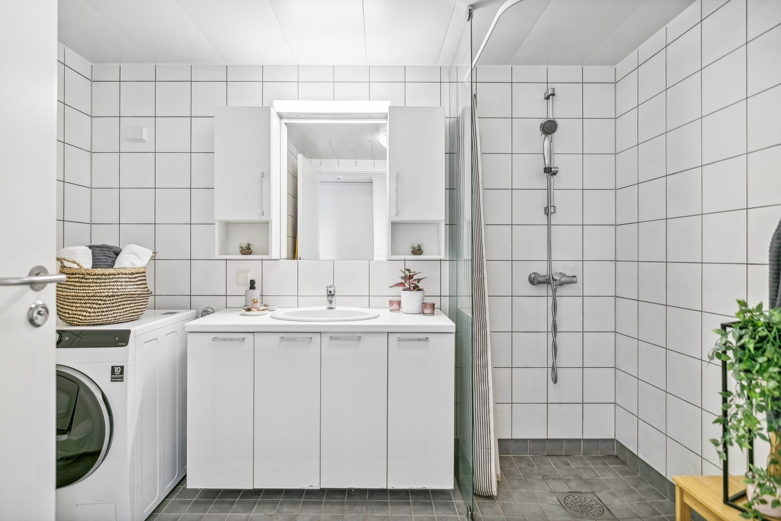 Det er plass til vaskemaskin på badet. Galleribilde