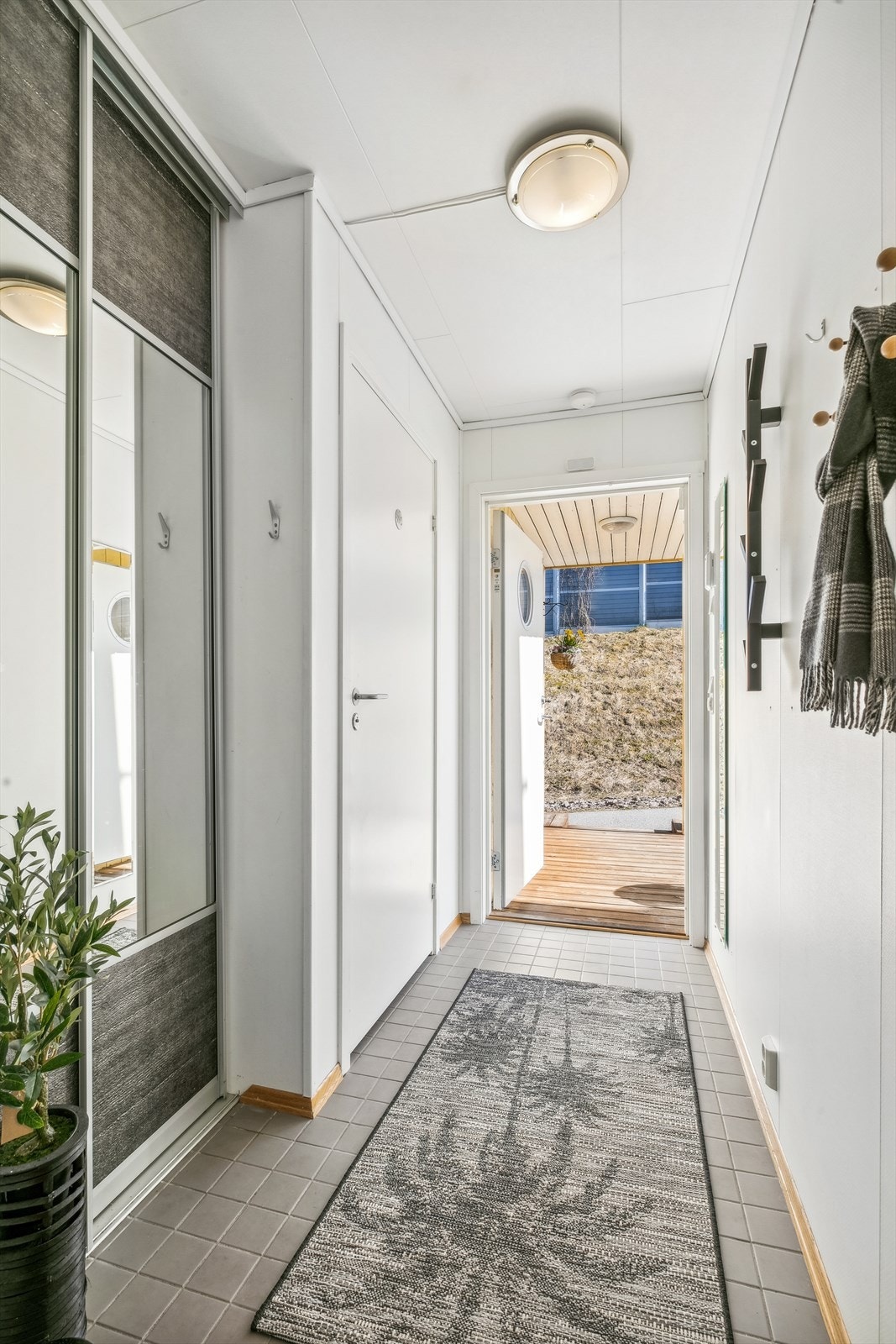I gangen finner vi skyvedørsgarderobe og toalett til venstre. Galleribilde