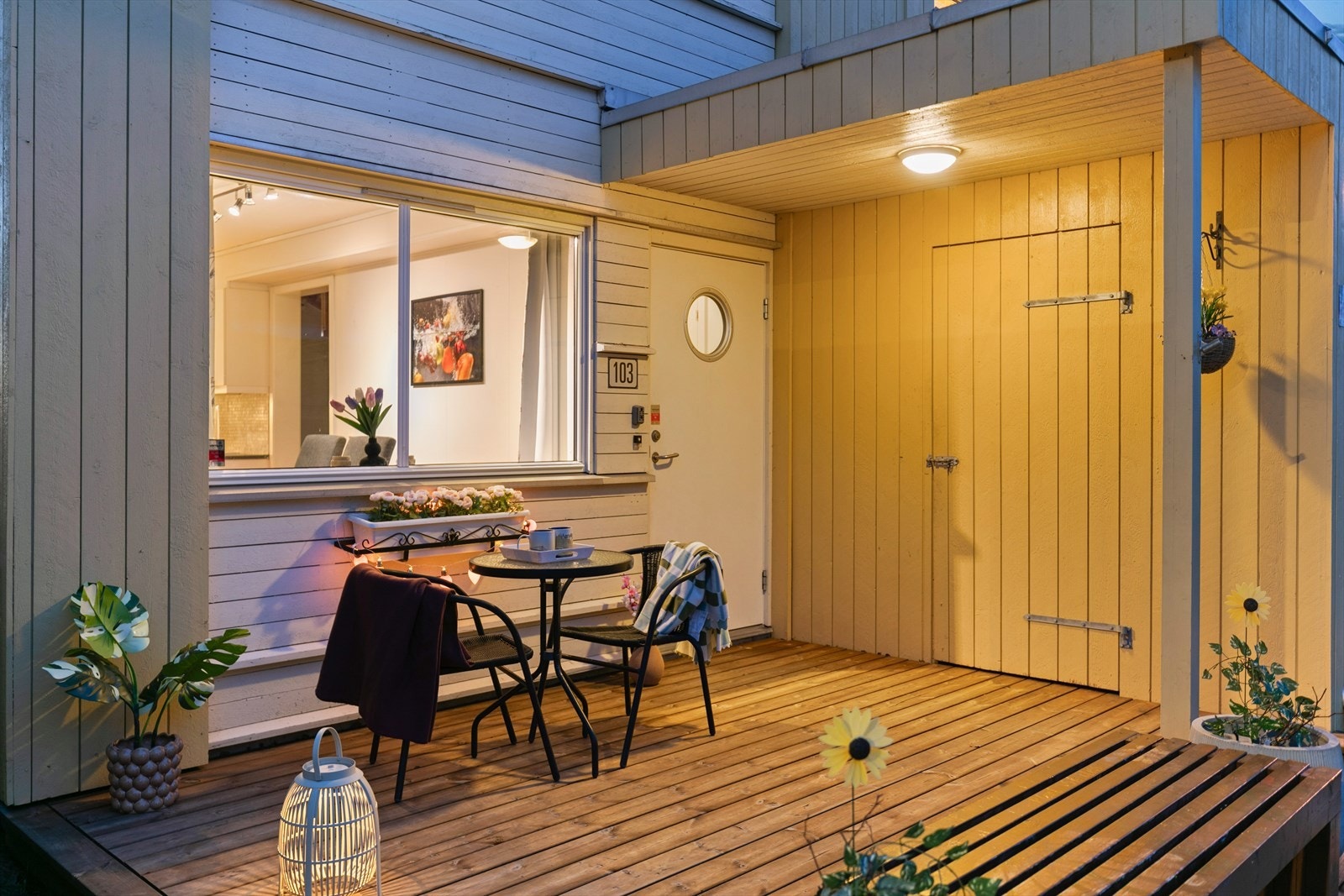 Kveldsstemning ved inngangsparti. Galleribilde
