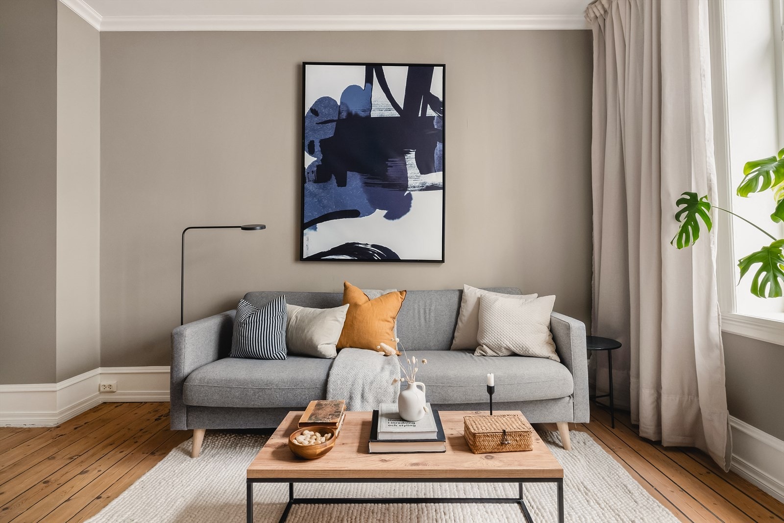 Leiligheten ligger i byggets 3.etasje og inneholder gang, bad, kjøkken, stue og 2 soverom + vaskrom/bod. Galleribilde