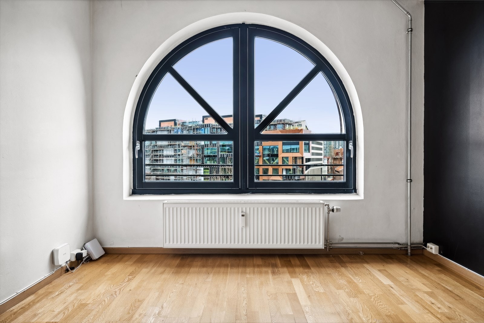 Leiligheten ligger i en flott fabrikk som ble ombygget til leiligheter i 2006. Overflater som vegger og tak samt bad er fra 2006. Galleribilde