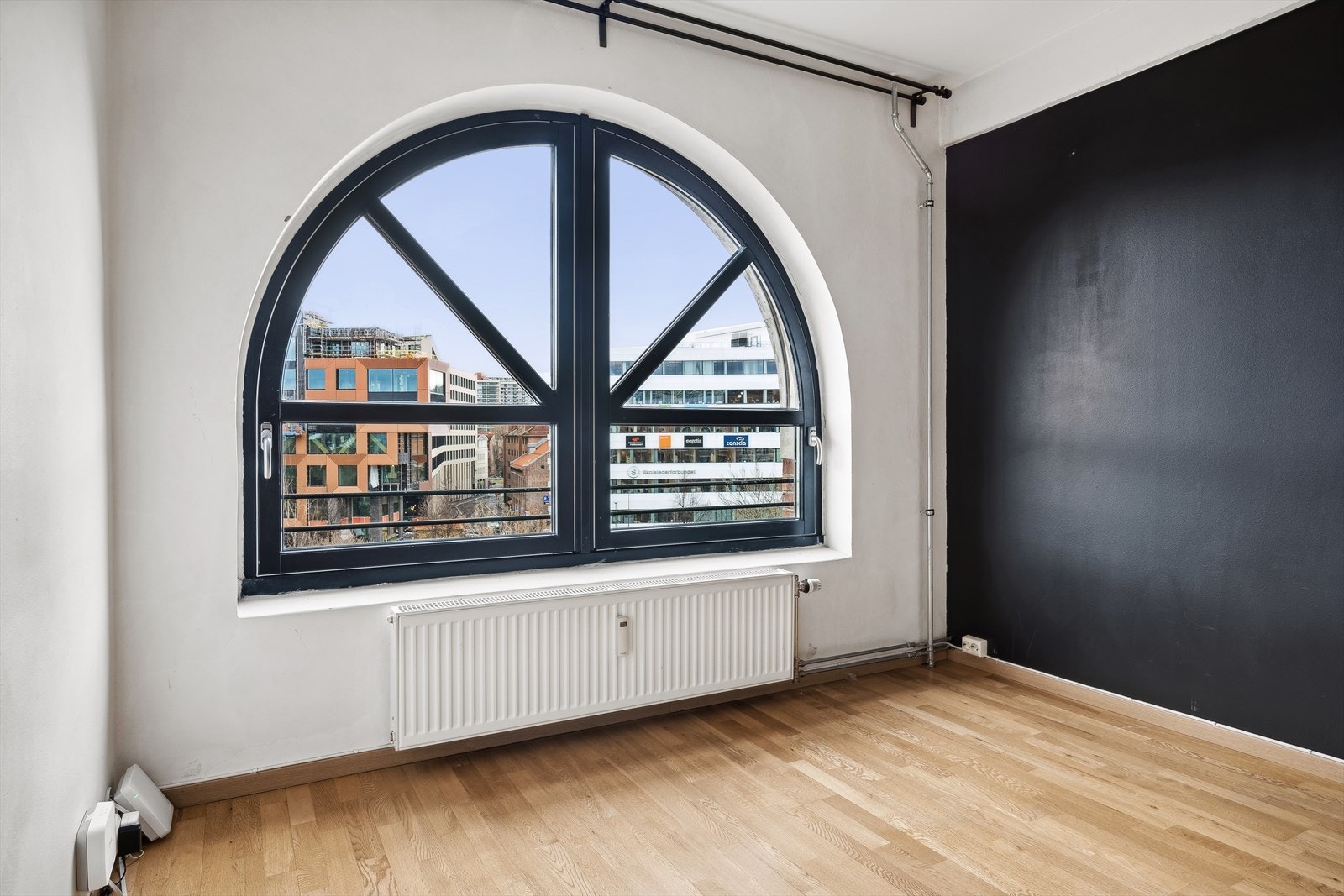 Leiligheten har fine særpreg med buevindu. Galleribilde
