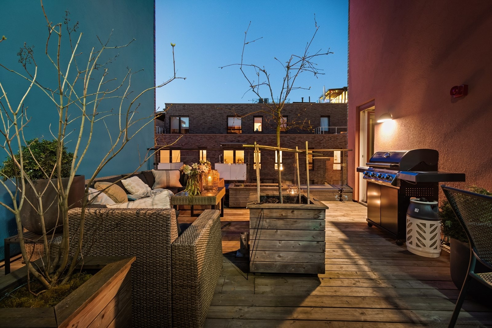 Terrassen er pent opparbeidet med plantekasser m.m. Galleribilde