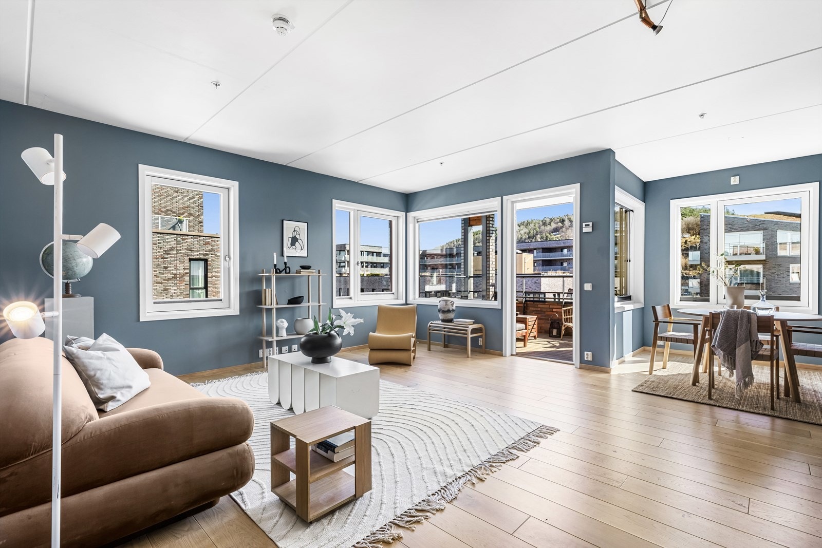 Lys og åpen hjørnestue med meget gode innredningsmuligheter Galleribilde