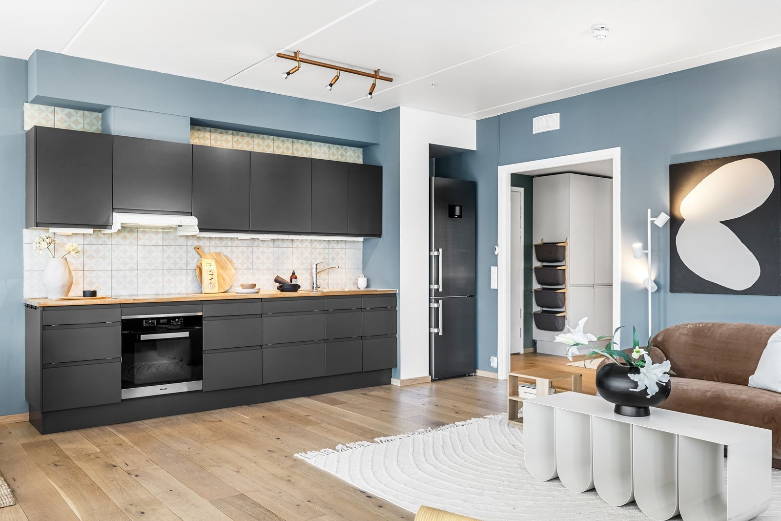 Nydelig kjøkkeninnredning fra Sigdal med moderne fronter og fliser over benk. Integrert ovn og oppvaskmaskin Galleribilde