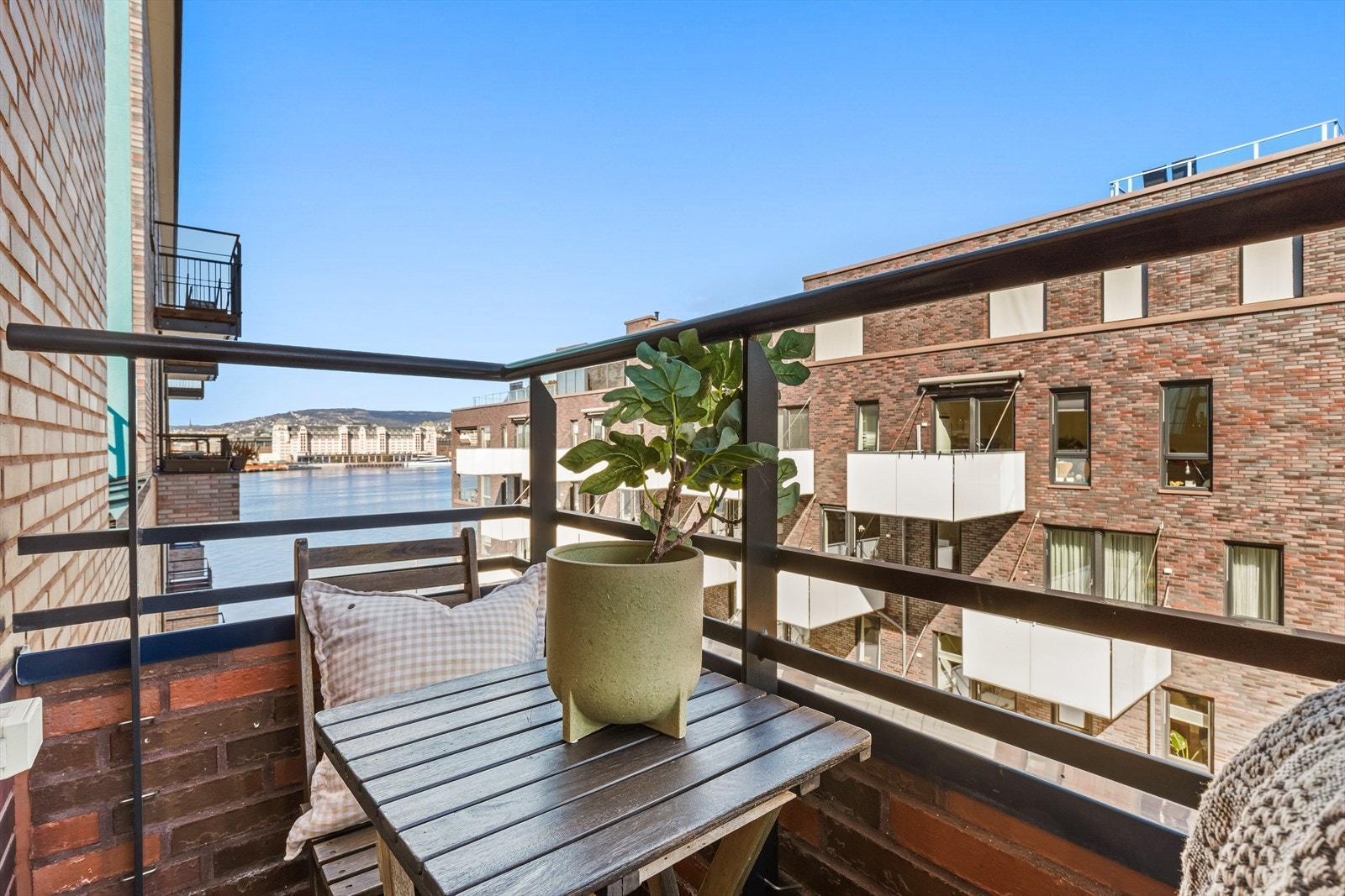 Plass til bord, beplantning og et par stoler Galleribilde