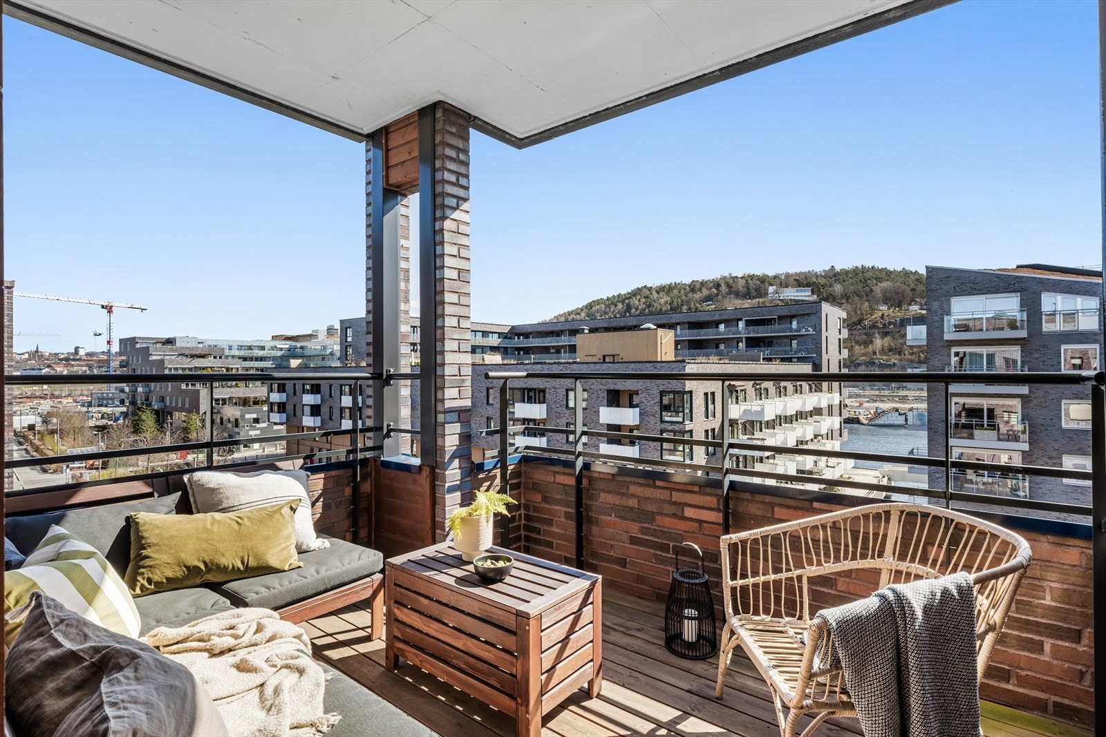 Flott balkong på hele 8 kvm med god plass til utemøblement, grill og folk Galleribilde