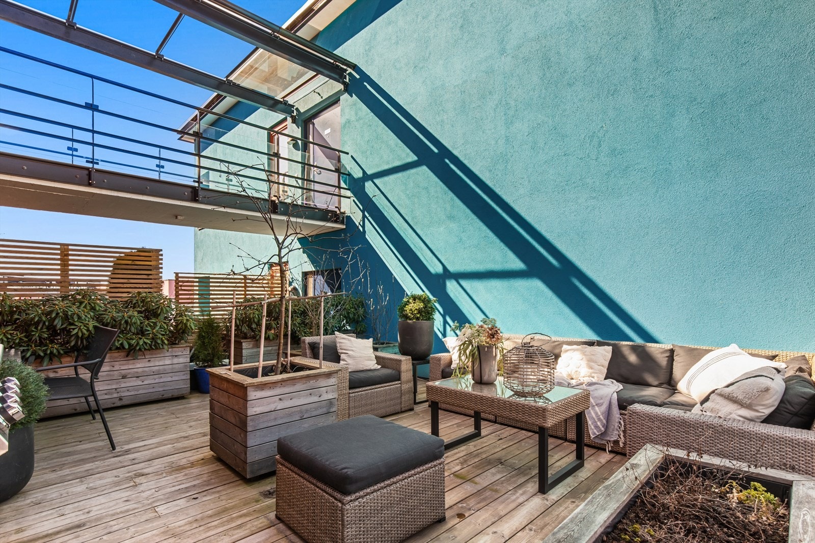 Privat terrasse på hele 27 kvm med god plass til møblement, lounge, grill og folk Galleribilde