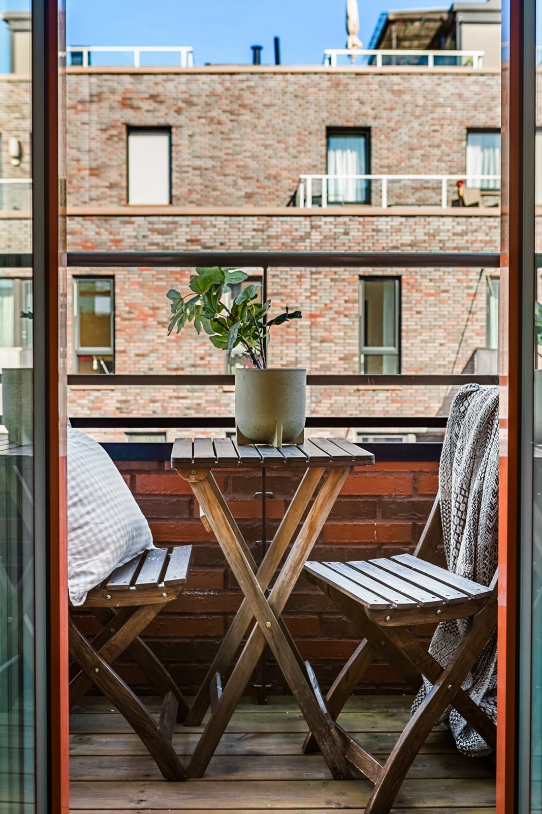 Utgang til luftebalkong via doble dører Galleribilde