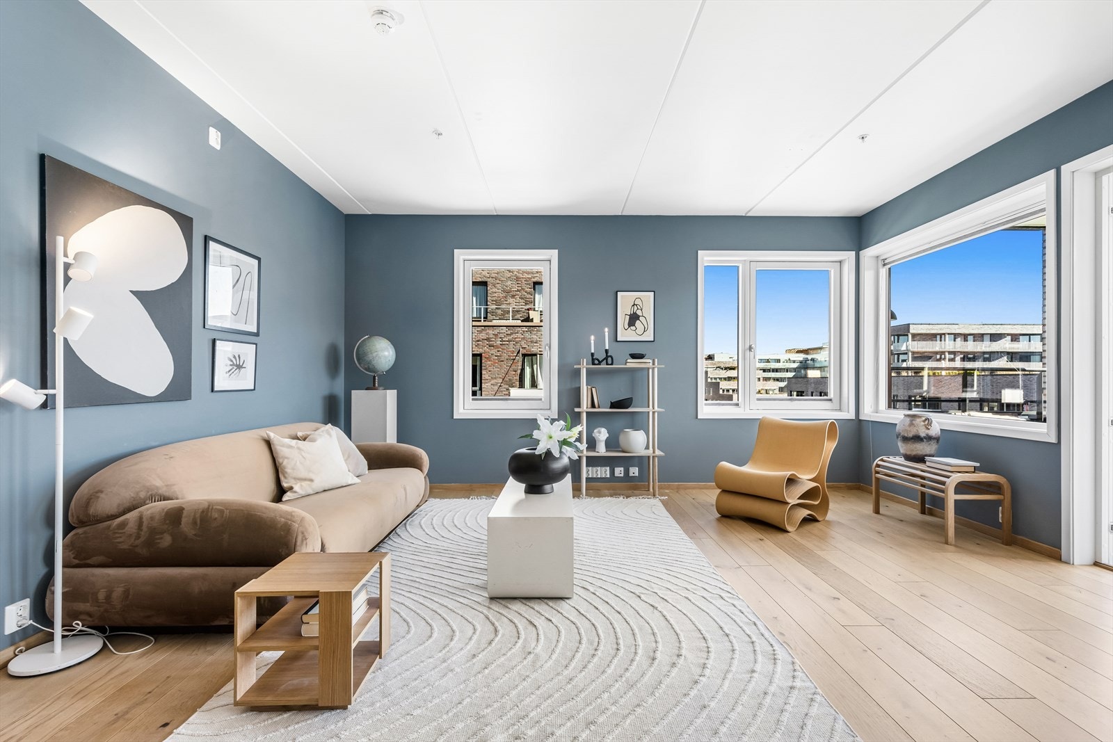 God plass til stor sofagruppe, spisestue m.m. Galleribilde