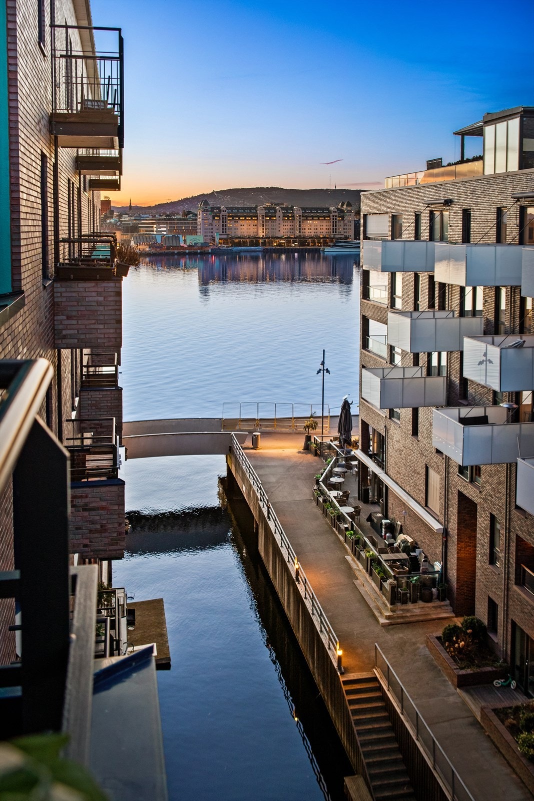 Fin utsikt mot havnebassenget og kanalen. Her kan man nyte fantastiske solnedganger om sommeren Galleribilde