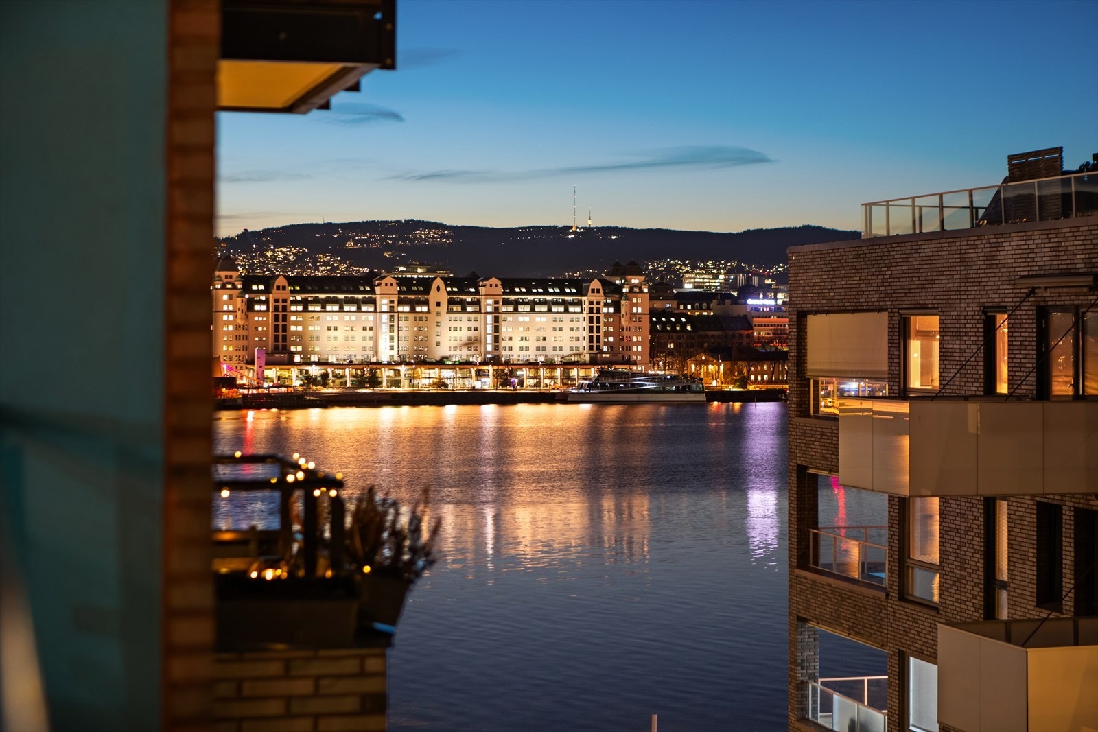 Flott utsikt mot havnebassenget og Havnelageret. Her kan man nyte fine solnedanger om sommeren Galleribilde