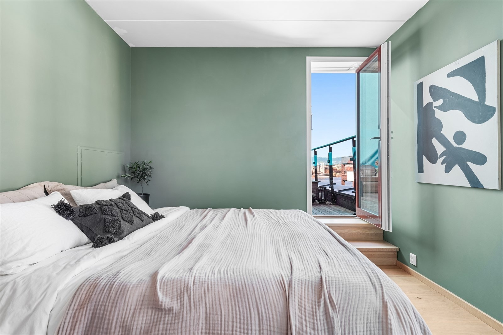 God plass til dobbeltseng, nattbord m.m. Galleribilde