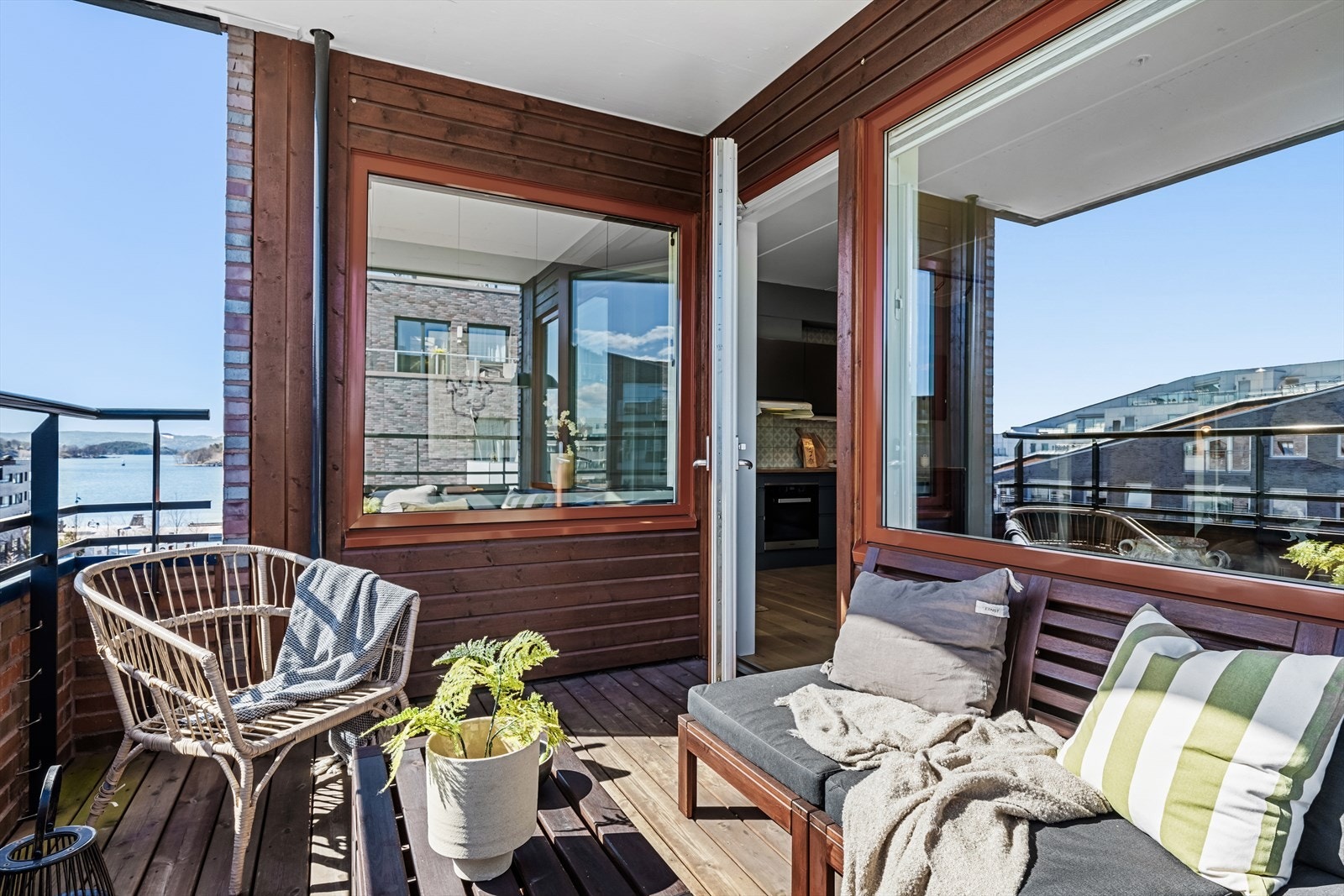 Flott overbygget balkong som fungerer som en fin forlengelse av stuen om sommeren Galleribilde