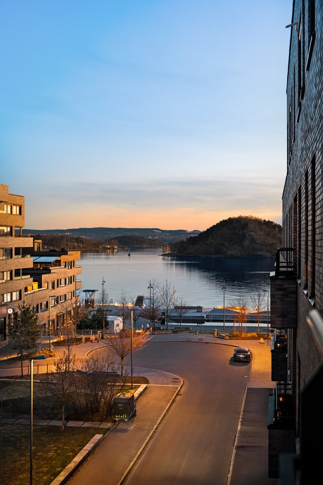 Nydelig kveldsutsikt som må oppleves! Her har man sjø på tre sider Galleribilde