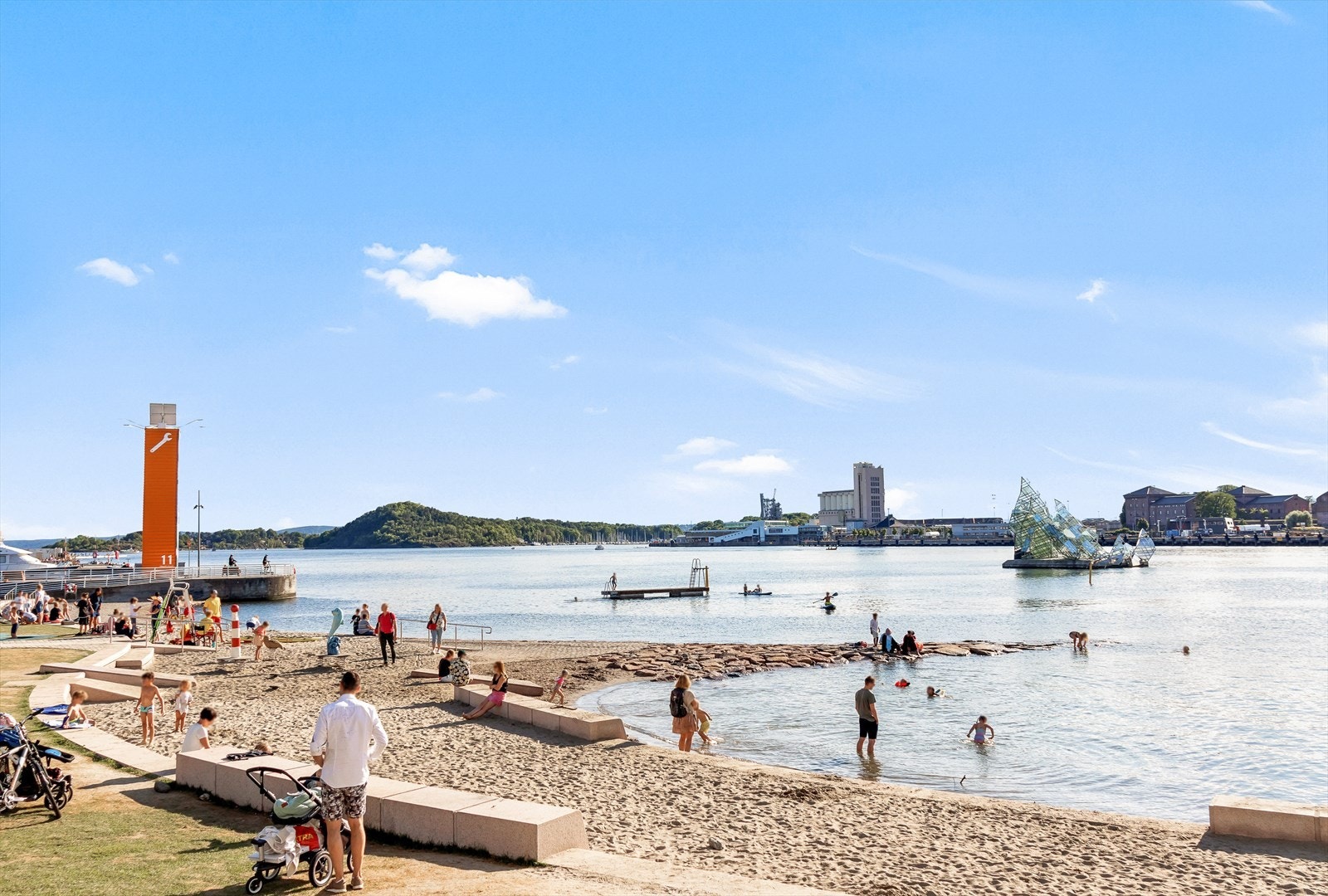 Operastranda med badestrand, lekeapparater, stupetårn og en langgrunn del for barn Galleribilde