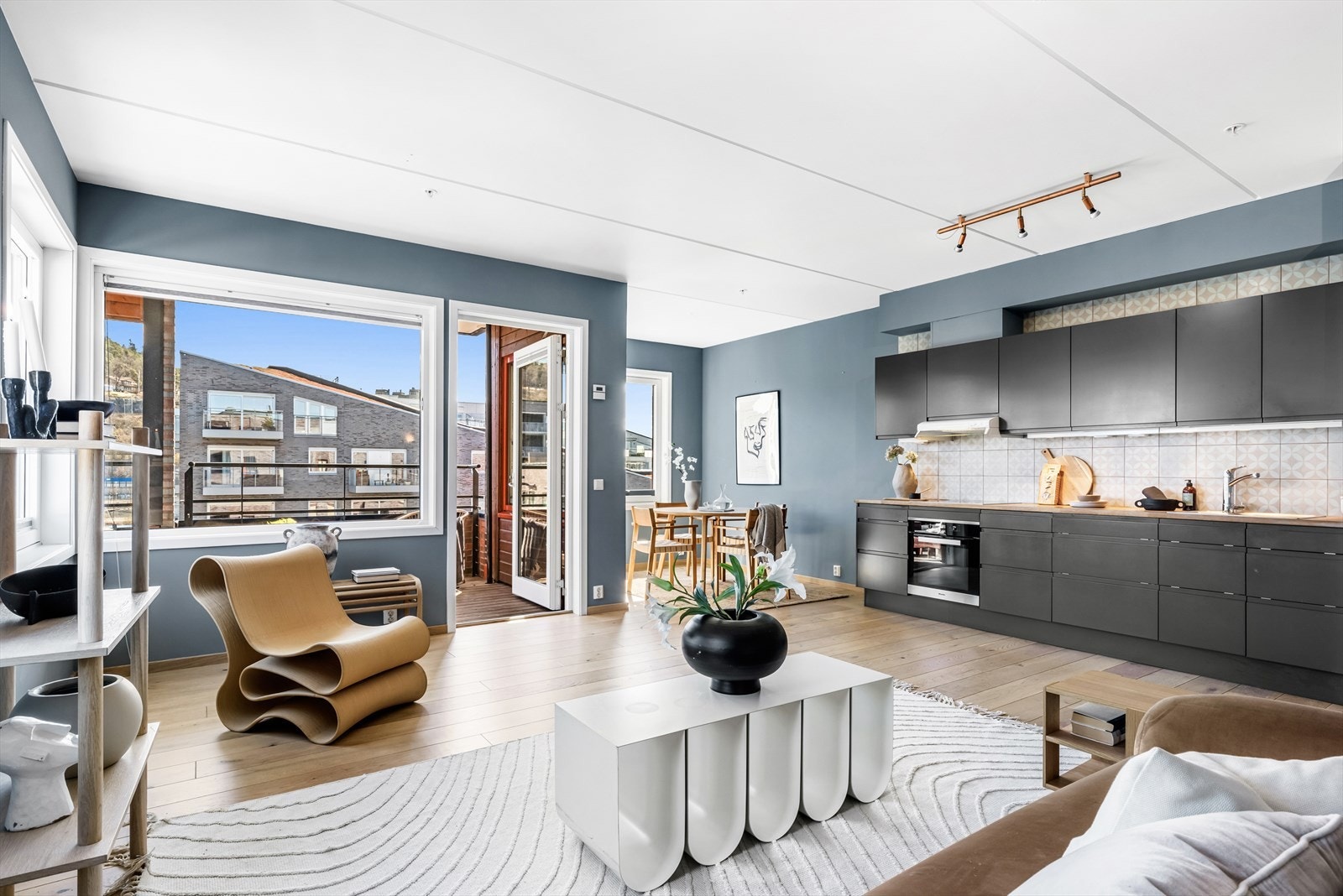 Direkte utgang til flott balkong fra stuen Galleribilde