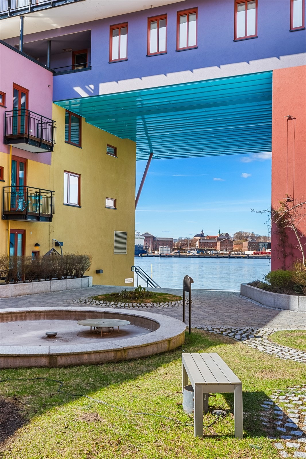 Sørenga 7 er tegnet av Kari Nissen Brodtkorp. Hyggelige omgivelser og et lite boligparadis ved vannet Galleribilde