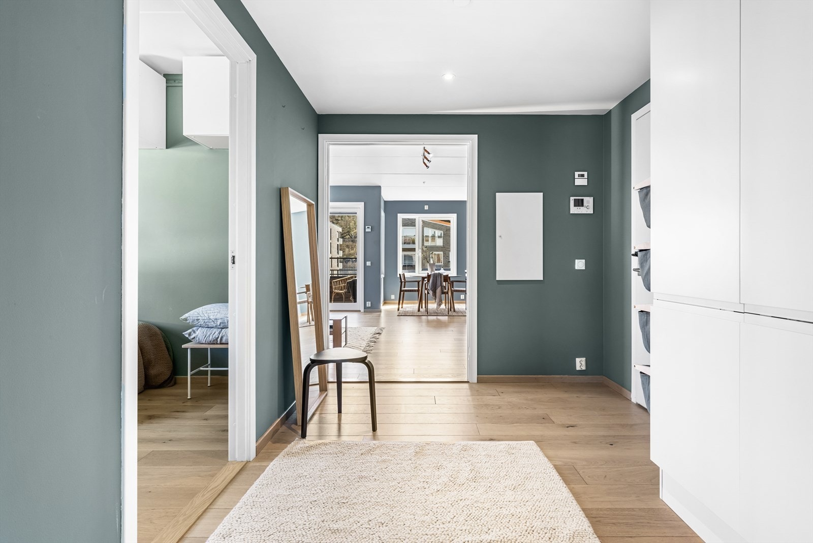 Medfølgende garderobeskap i gang. Videocalling og downlights Galleribilde