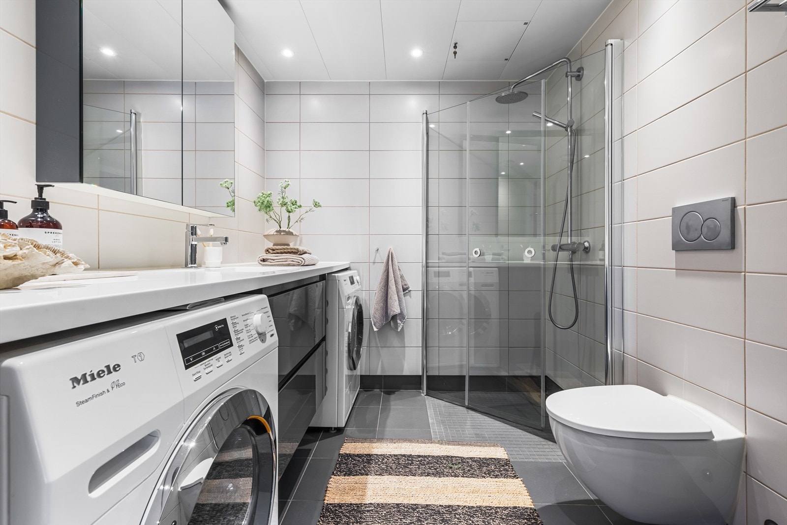 Delikat og innbydende bad med gulvvarme og downlights Galleribilde