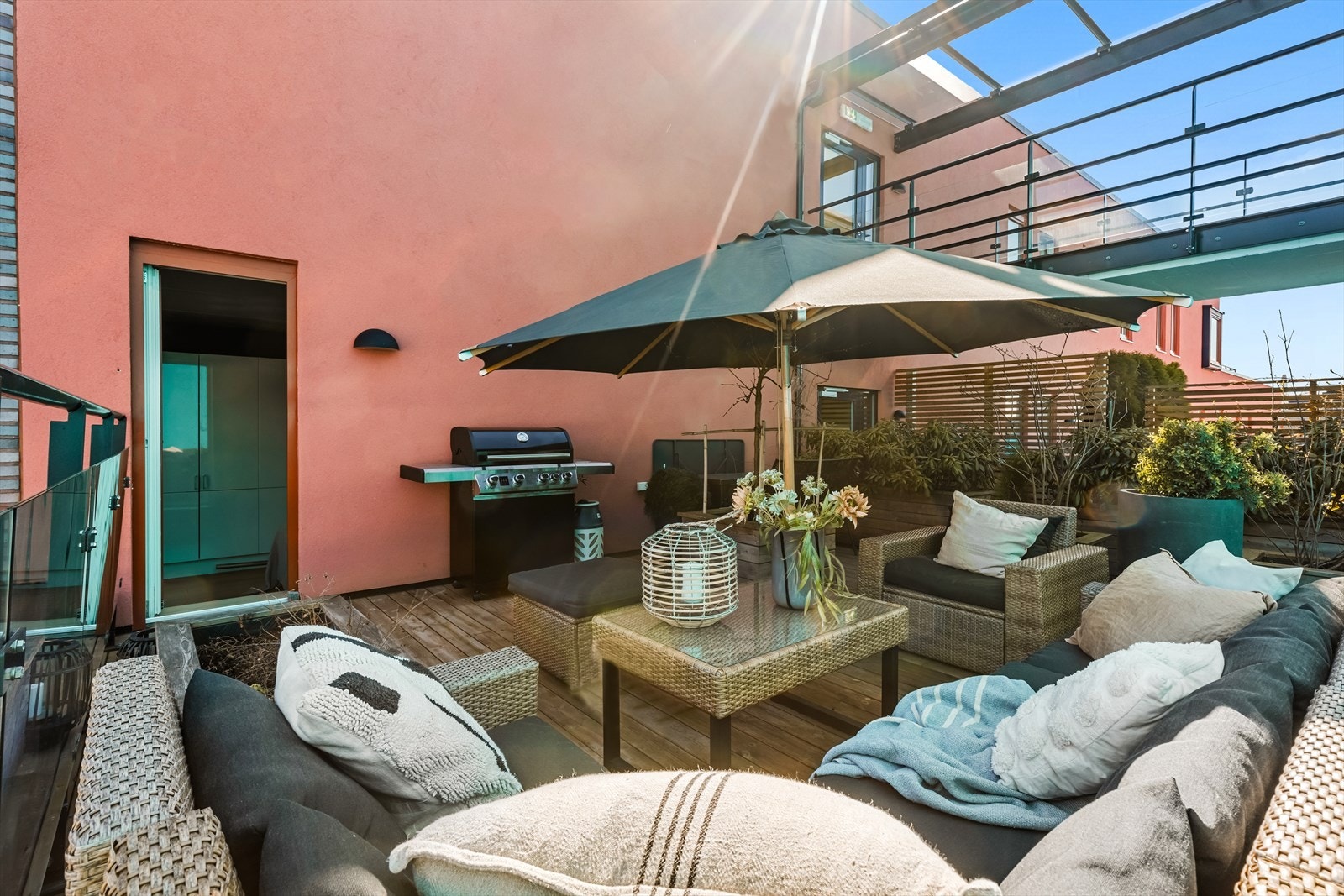 Nydelig og usjenert terrrasse på hele 27 kvm med gode solforhold. Et herlig uterom som ligger i høyden med god plass tilutemøblement, grill, lounge, beplantning og folk Galleribilde