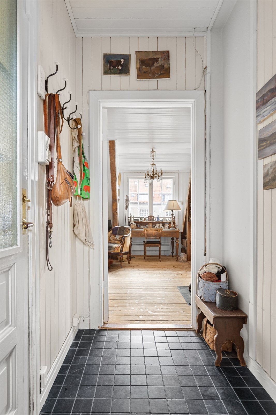 Hyggelig entré med plass til oppbevaring av sko og yttertøy. Galleribilde