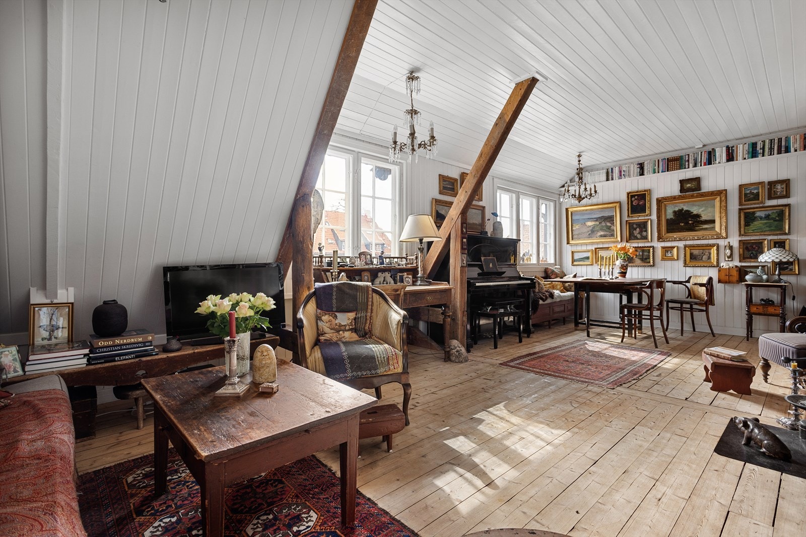 Leiligheten ligger lyst og fint til i husets 2.etasje med utbygget loft, og har en praktisk plan- og romløsning. Galleribilde