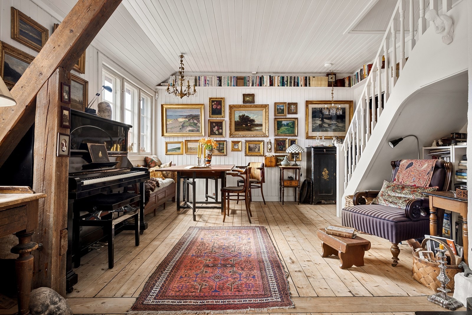 Her finner man sjel og sjarm i ekte hagebystil. Stuen er lysmalt og det originale tregulvet er bevart. Takhøyden i stuen er på 2,66 meter. Galleribilde