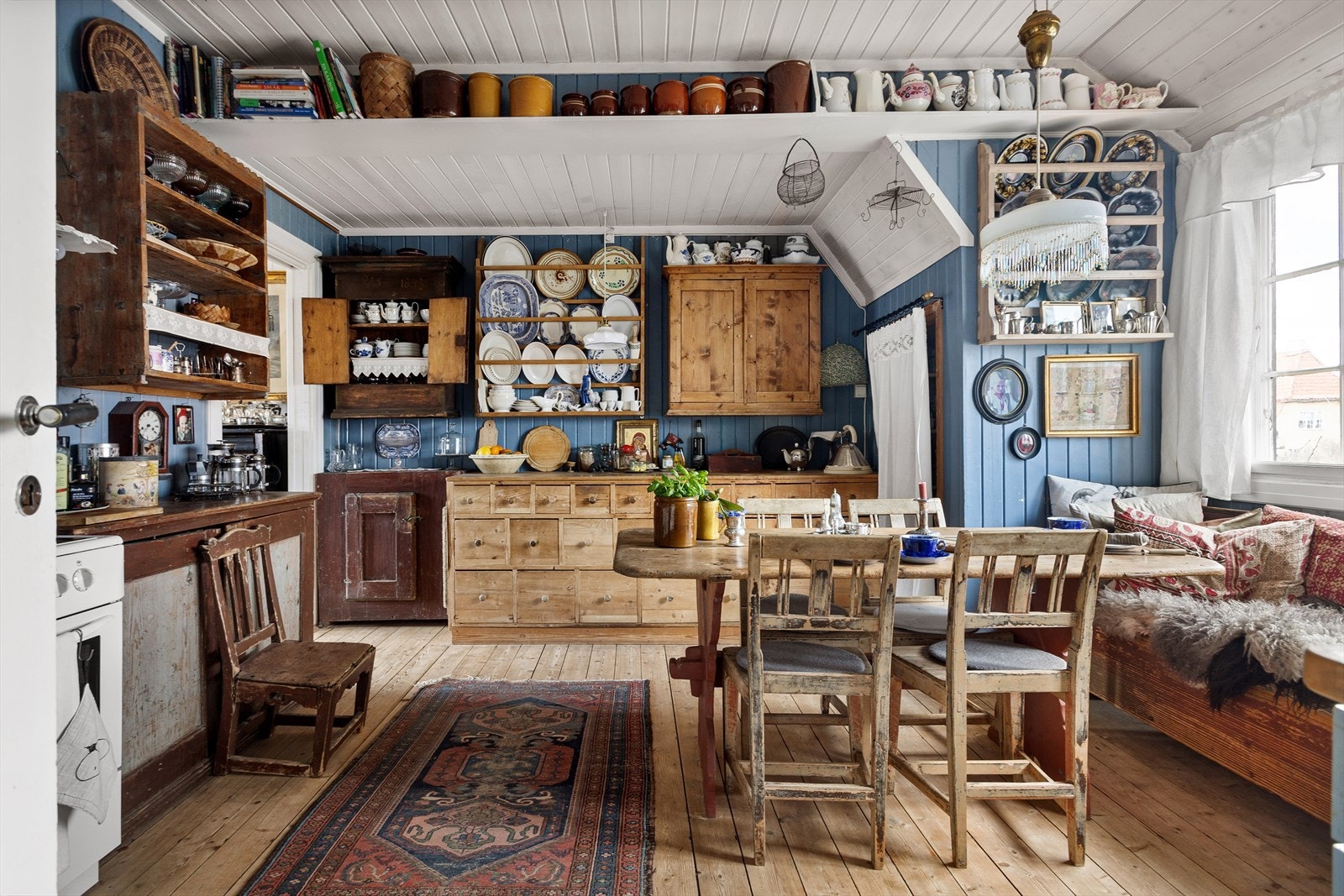 Det gjøres oppmerksom på at selger tar med seg alt av kjøkkeninnredning bortsett fra oppvaskbenken og hvitevarene. Her er det mange muligheter til å skape sitt eget drømmekjøkken. Galleribilde