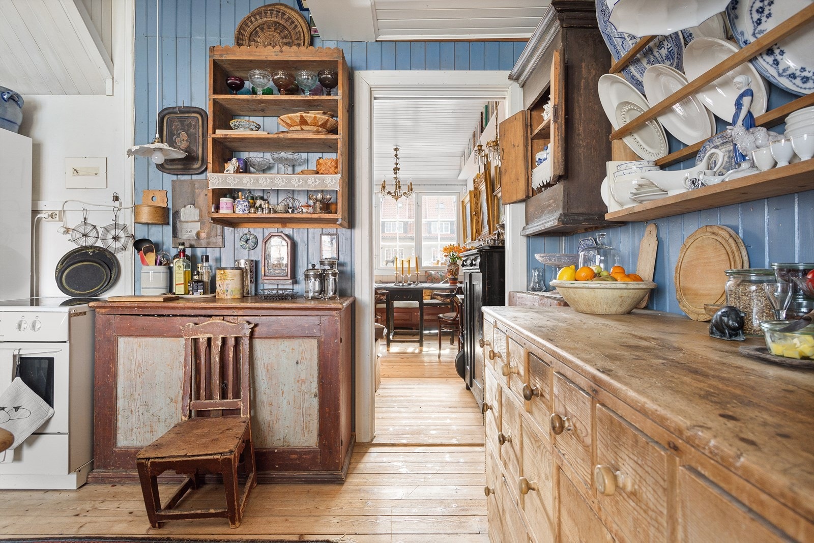 Kjøkkenet ligger i en fin og separat løsning fra resten av stuen. Galleribilde