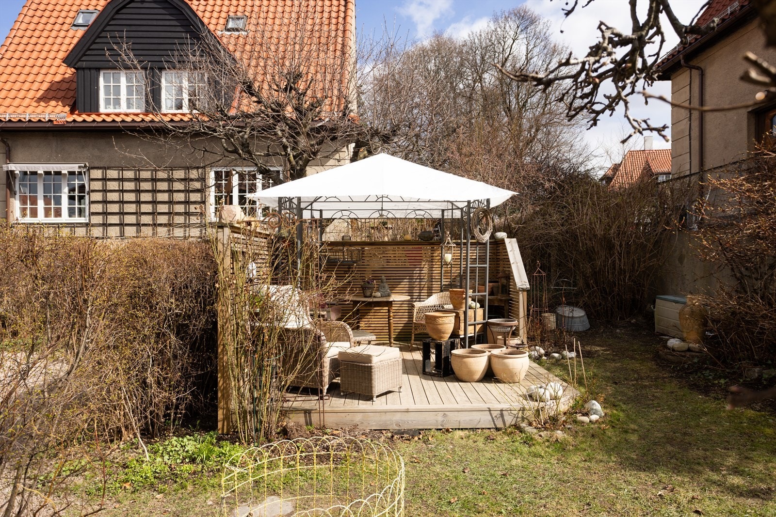 I enkel tilgang fra leiligheten har man en egen, skjermet og solrik hageparsell med flere ulike soner. Galleribilde