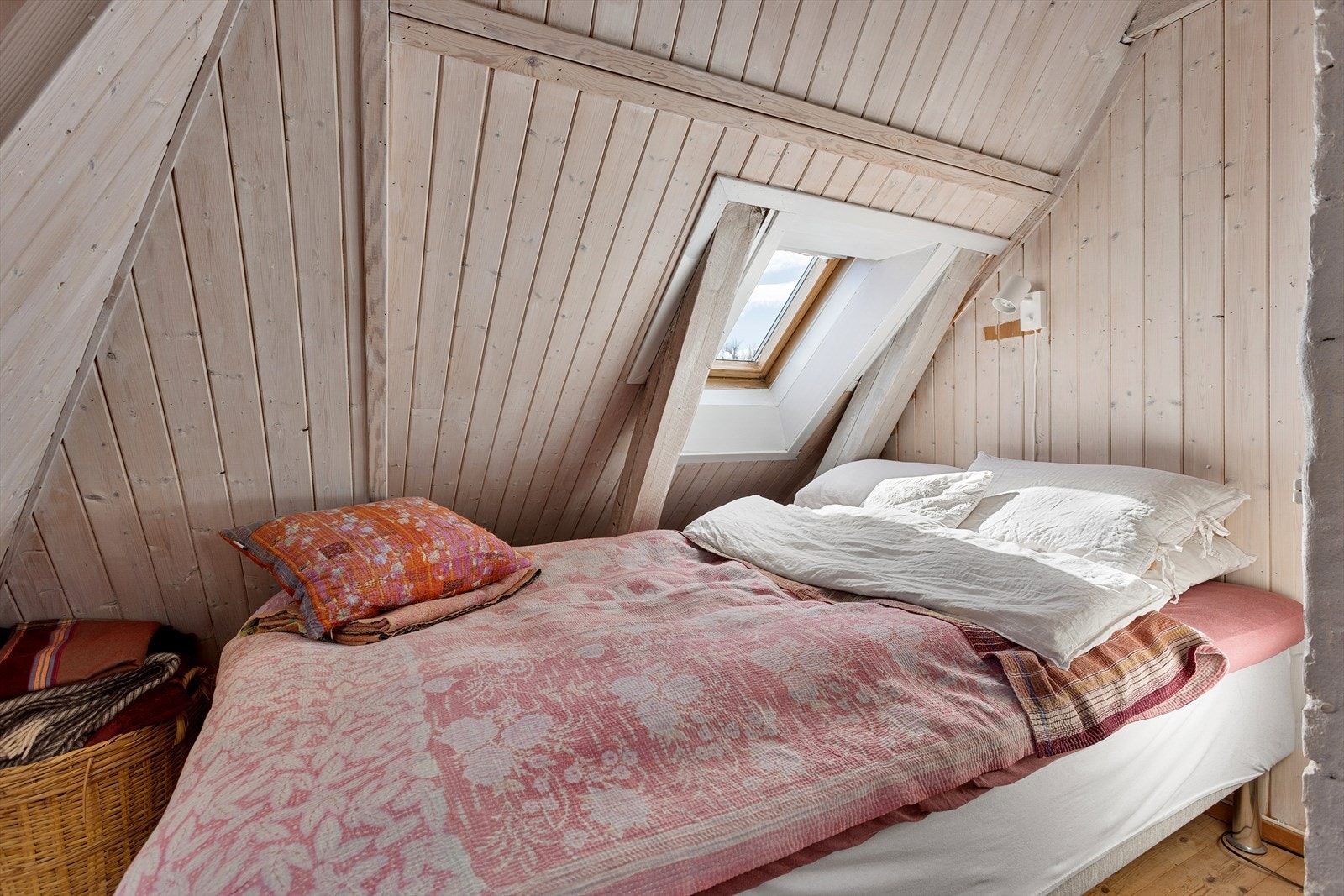 Det er plass til dobbeltseng og oppbevaringsmuligheter. Galleribilde