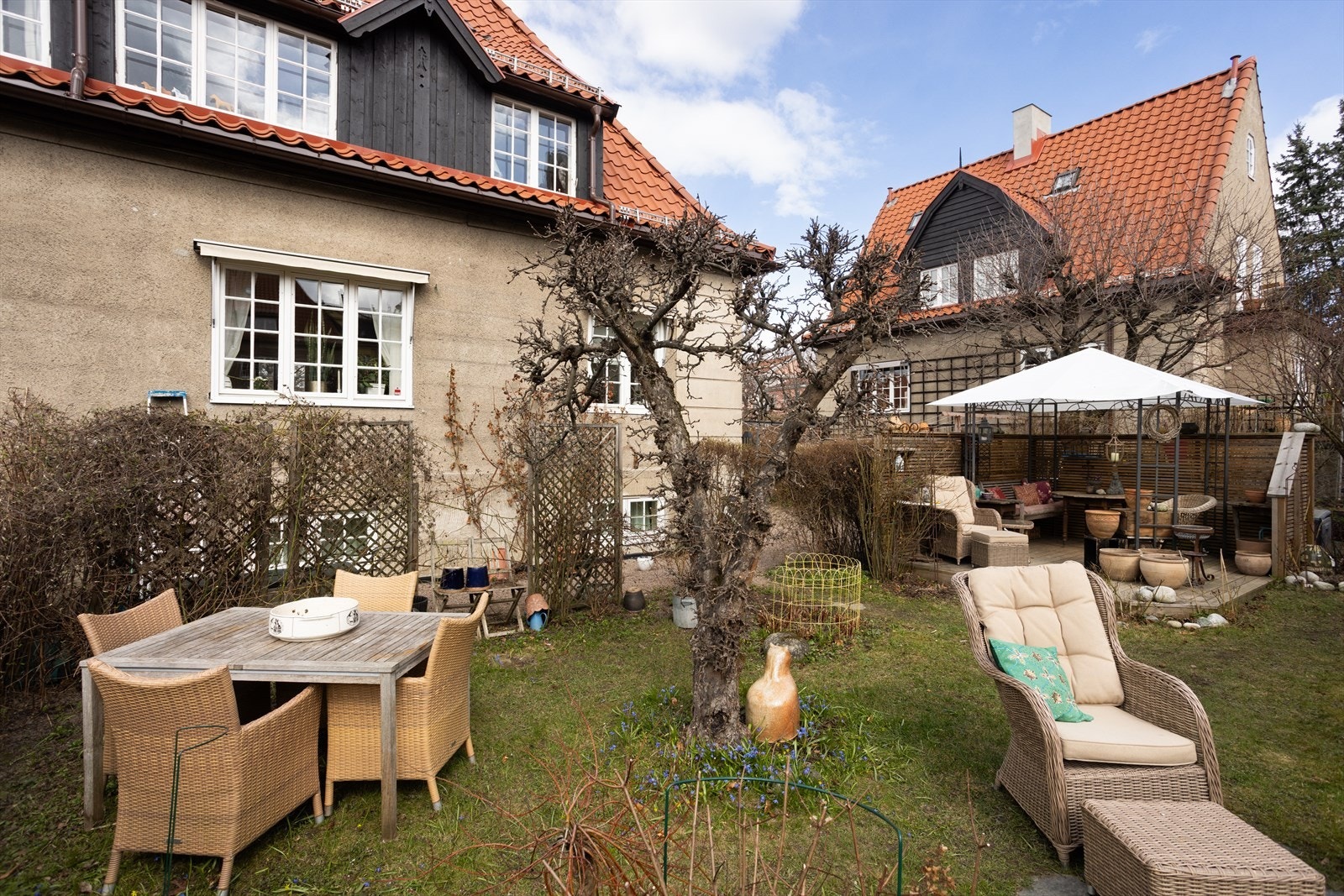 Leiligheten har en fantastisk beliggenhet i ettertraktede og idylliske omgivelser i Ullevål Hageby. Galleribilde