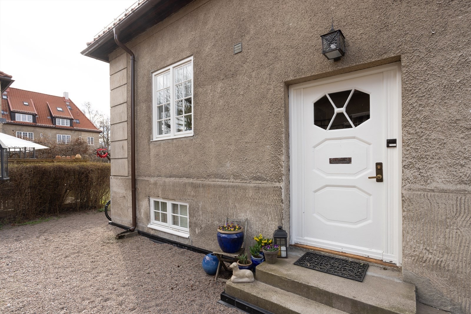 Hyggelig og pent opparbeidet inngangsparti. Leiligheten har i tillegg ekstra lagringsplass i to kjellerboder, samt bruksrett til lagringsplass under trappen. Galleribilde