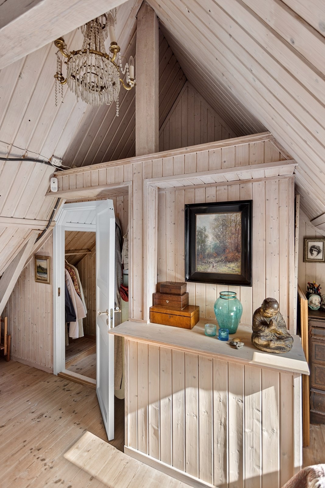 Rommet har i tillegg en liten hemsløsning med muligheter for å lage det man måtte trenge. Takhøyden er på hele 3,41 meter til møne. Galleribilde