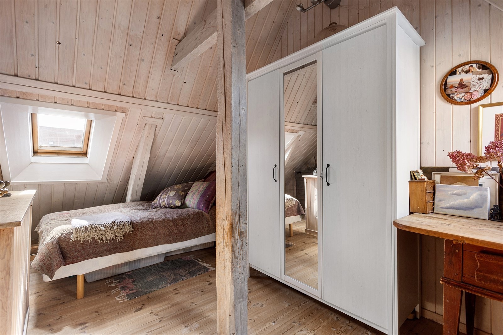 Det er god plass til seng, garderobe og øvrig soveromsmøblement. Galleribilde