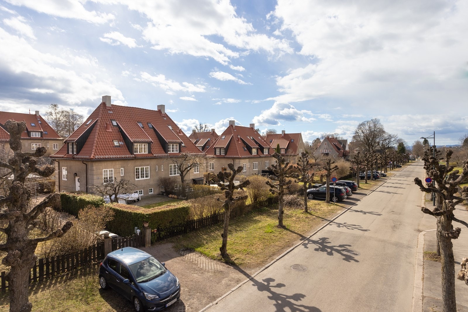 Selger har benyttet parkering mellom hage og John Colletts allé. Se mer informasjon i komplett salgsoppgave. Galleribilde