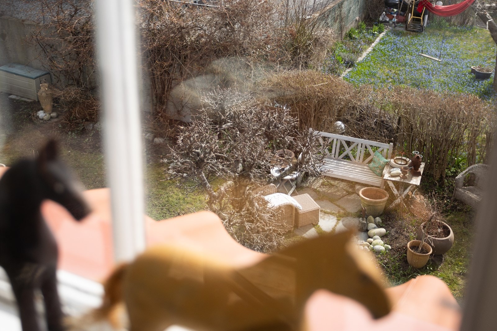 Fra stuevinduene har man nydelig utsyn til hageparsellen. Galleribilde