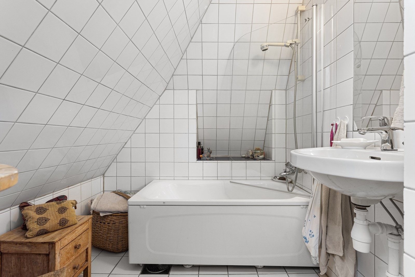 Det er flisalgt gulv, flislagte veggflater og flislagt tak. Galleribilde