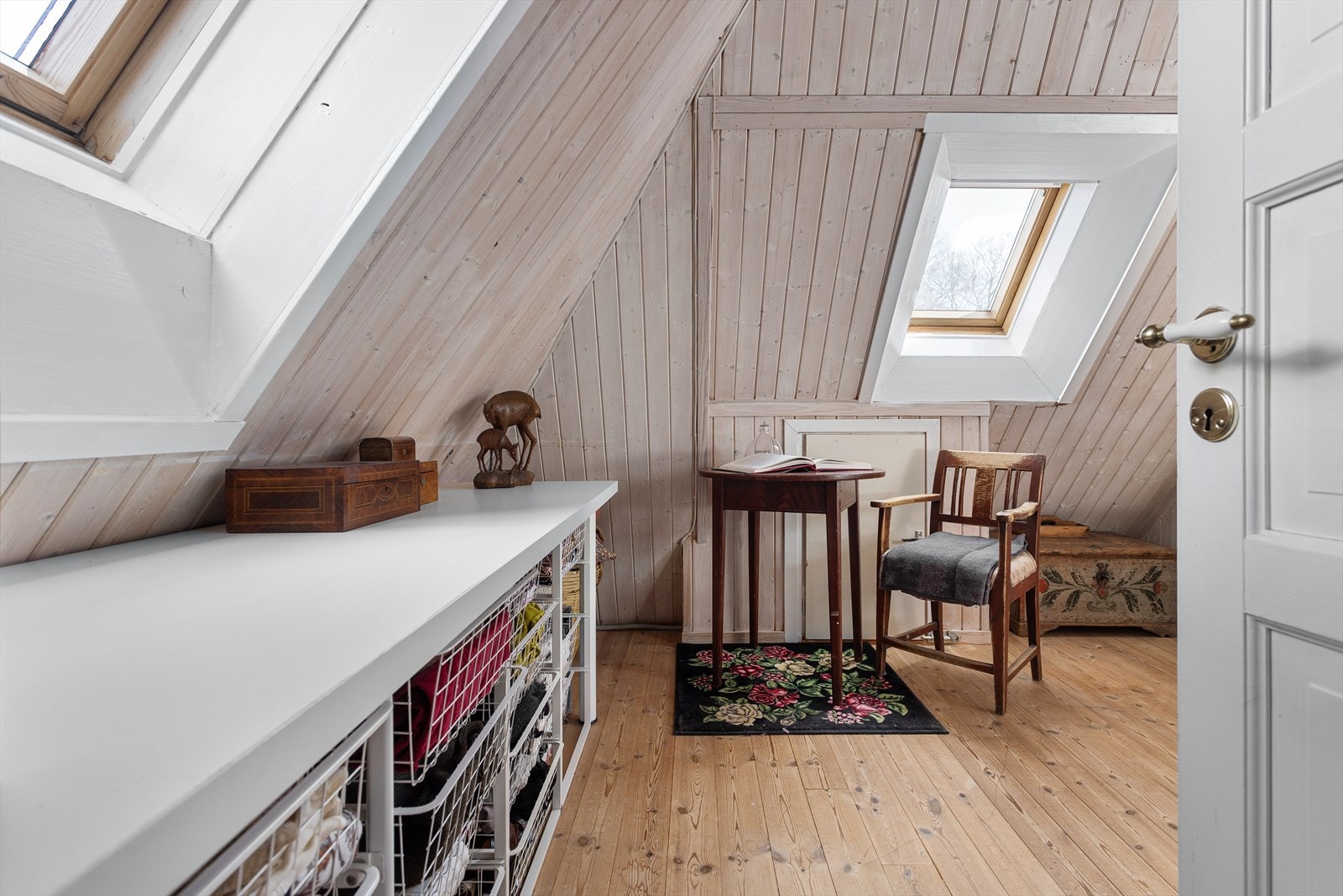 Loftsetasjen ble bygget ut på 1990-tallet av nåværende eier, og består av to soverom. Galleribilde