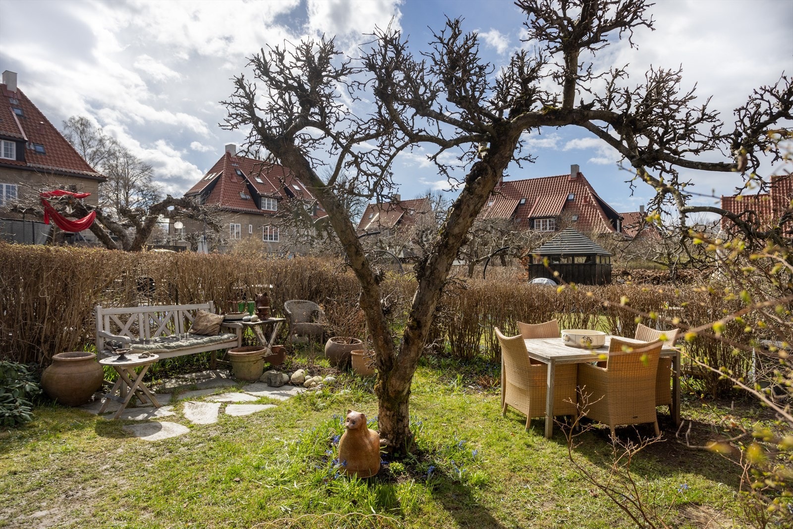 Hageparsellen ligger fint og rolig til i det indre gårdsrommet. Galleribilde