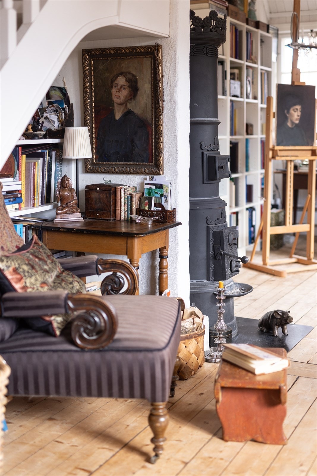 Detaljer | I stuen finner man en klassisk etasjeovn. Galleribilde